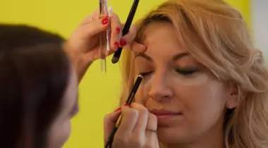 VIDEO: Tutorial de make up pentru Revelion! Fii superbă la petrecere!