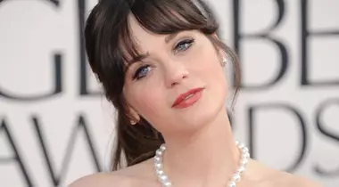 Zooey Deschanel pe covorul roşu la Globurile de Aur 2013