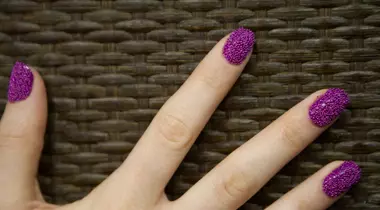 VIDEO: Cum să îţi faci singură manichiura caviar! Arată fabulos!