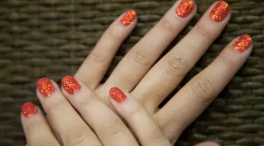 VIDEO: Cum să îţi faci singură manichiura Glitter On Top. Uite cât de trendy e!