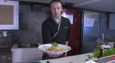 Alex ”Teacher” Cîrțu te invață cum să faci paste de casă cu creveți