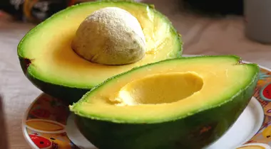 Trucuri în bucătărie: Cum să tai un avocado