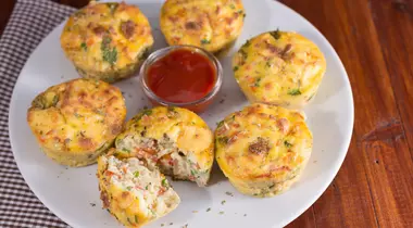MIAM MIAM. Brioșe cu porumb și cârnați