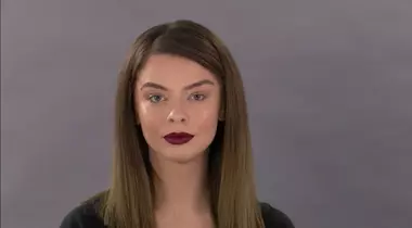 Cum îți faci un machiaj wet și buze burgundy