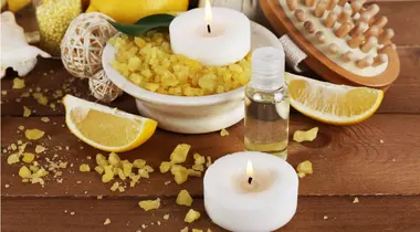 8 produse de frumusețe în culoarea auriu