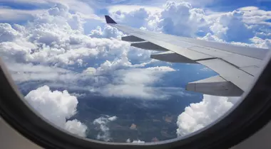 Patru motive pentru care trebuie să ții parasolarul ridicat în timpul zborului cu avionul