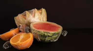 Top 5 alimente pe care nu trebuie să le ții în folie de plastic