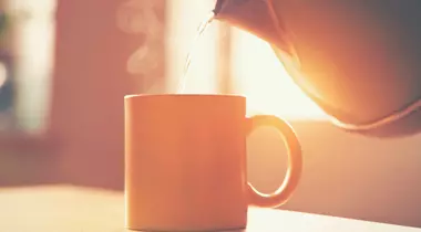 5 motive pentru care ar trebui să bei apă caldă