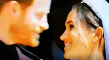VIDEO. Sărutul dintre Meghan Markle și Prințul Harry, cel mai așteptat moment de la nunta regală