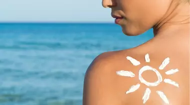 Cum aplicăm corect crema cu factor de protecţie solară (FPS)
