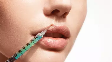 Cu ce îmi măresc volumul buzelor? Acid hialuronic sau botox?