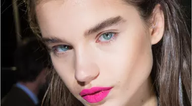Truc de make-up artist: pistrui pentru un look natural