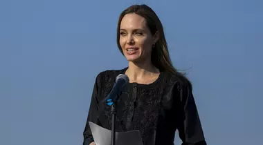 Angelina Jolie a împlinit astăzi 45 de ani. Imagini de colecție cu actrița