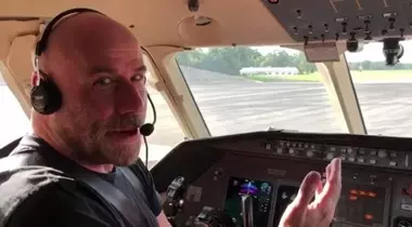 Celebrități cu brevet de pilot