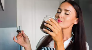 8 moduri inedite în care poți folosi zațul de cafea