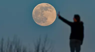 Imagini din întreaga lume cu „superluna roz”, un fenomen astronomic spectaculos
