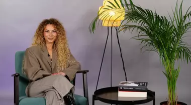 „M-am trezit singură într-o junglă.” Cum a ajuns AMI să lucreze pentru Andra, după ce s-a mutat în București, și în ce relații au rămas / Exclusiv