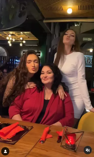 Cum arată mama Vivianei Sposub. Iubita lui George Burcea și sora ei au moștenit frumusețea de la mama lor
