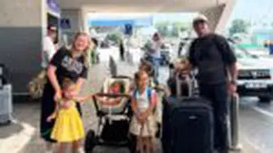 Ce au pățit Laura Cosoi și soțul ei imediat ce au ajuns în Bali. Cei doi se află în vacanță împreună cu cele 4 fetițe. „Nu avem cazare'
