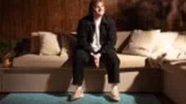 HEYDUDE Country: nu doar o locație, ci o mentalitate. Cântărețul și compozitorul Lewis Capaldi este imaginea celei mai îndrăznețe campanii HEYDUDE de până acum