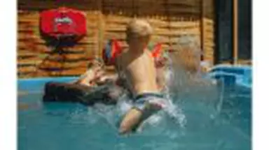 Cum să combini distracția, răcoarea și siguranța: checklist complet pentru utilizarea piscinei acasă