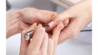 Top coat cu particule glitter – când și cum îl folosești pentru un finisaj profesional