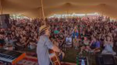 Dilema festivalierului: camping sau oraș?