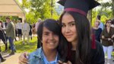 Irina Ponta, cu frații la absolvire. Maria, fiica adoptată de soții Ponta, a furat toate privirile. Cum s-a îmbrăcat Daciana Sârbu