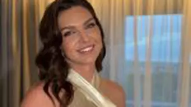 Cum a apărut Simona Halep la petrecerea de după retragerea din tenis. Cât a costat rochia aurie cu care a atras toate privirile