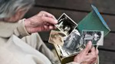 „Mama mă privește și nu mă mai recunoaște'. Cum afectează boala Alzheimer viața unei familii