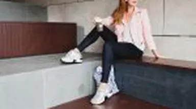 Adidașii albi în garderoba modernă: cum îi porți cu stil în orice sezon