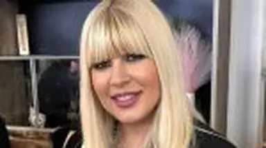 Elena Udrea, apariție în rochie roșie cu trenă, în rolul de nașă. Fiica ei, Eva, a purtat o ținută asemănătoare
