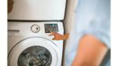 Când rufele devin o corvoadă – secretele aparatelor care fac totul singure