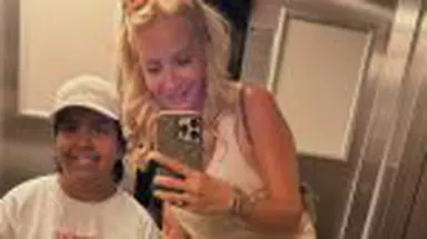 Imagine emoționantă cu Daciana Sârbu și fiica adoptată de ea și Victor Ponta. Maria a împlinit 12 ani, iar sora mai mare, Irina, i-a făcut o surpriză
