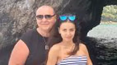 Imagini cu Nick Rădoi și fiul Mădălinei Apostol, în aeroport. Familia se pregătește de înmormântare. „Prima oară a fost la o clinică'