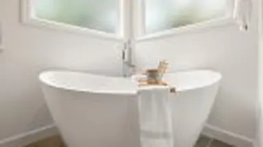 Renovarea băii într-un apartament dat în chirie: unde merită să investești și unde poți simplifica