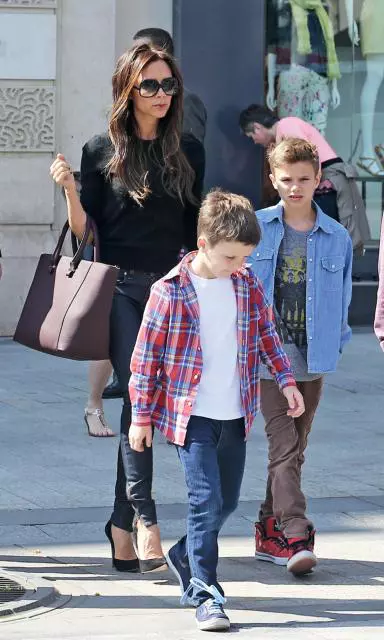 Victoria Beckham pe Champs Élysées împreună cu băieții ei
