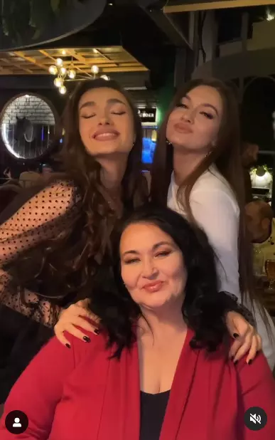 Cum arată mama Vivianei Sposub. Iubita lui George Burcea și sora ei au moștenit frumusețea de la mama lor