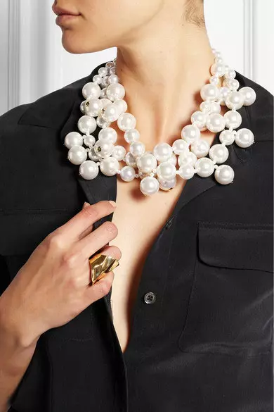 Colier cu trei randuri de perle false, Kenneth Jay Lane, 130 euro, net-a-porter.com
