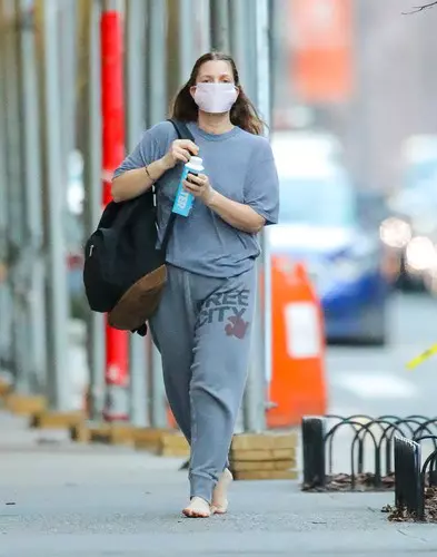 EXCLUSIVE: NO WEB UNTIL WEDNESDAY, MARCH 17TH 11AM PST (6PM GMT)- Drew Barrymore Barefoot And Braless In New York City