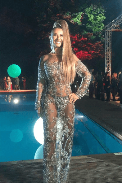 anamaria-prodan-lipsita-de-inhibitii-in-cea-mai-curajoasa-rochie-pe-care-a-purtat-o-vreodata-la-o-petrecere_3