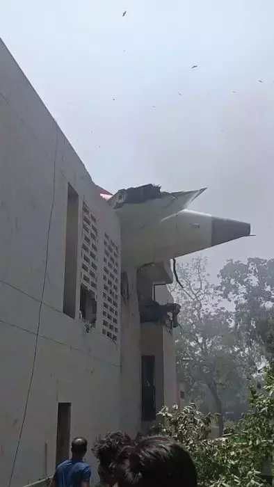 o-aeronava-air-india-cu-242-de-oameni-la-bord-s-a-prabusit-in-india-intr-o-zona-rezidentiala-2