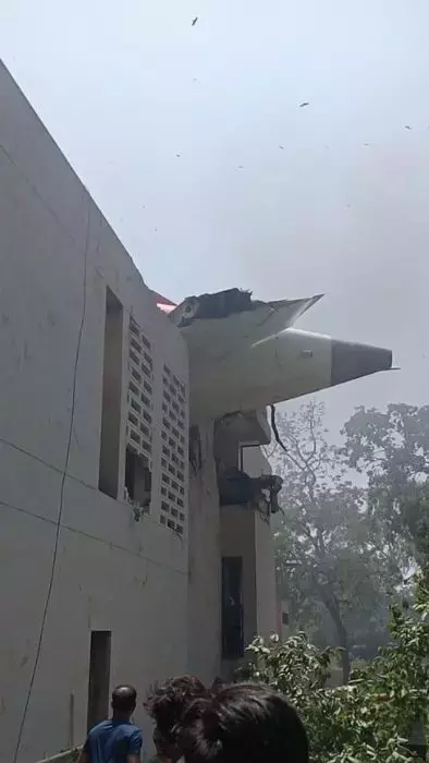 o-aeronava-air-india-cu-242-de-oameni-la-bord-s-a-prabusit-in-india-intr-o-zona-rezidentiala-2
