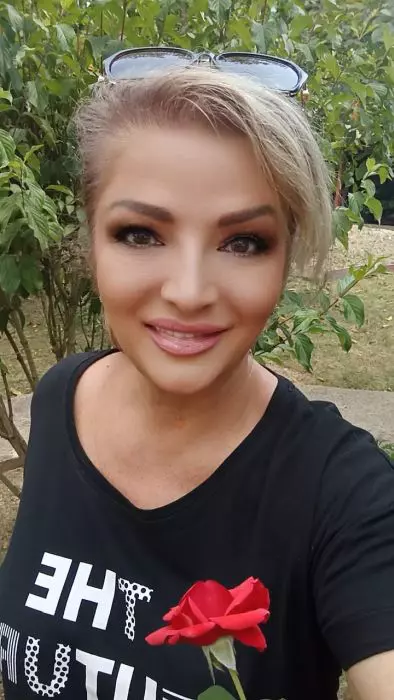 carmen-radulescu-cu-un-trandafir