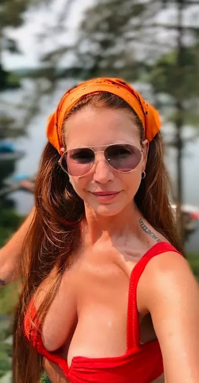 charisma carpenter in costum de baie