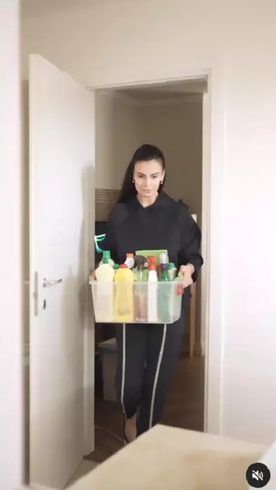 Anca Serea nemachiata acasa 4