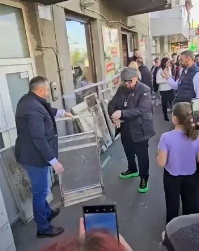 cristian-popescu-piedone-cizme-verzi-2