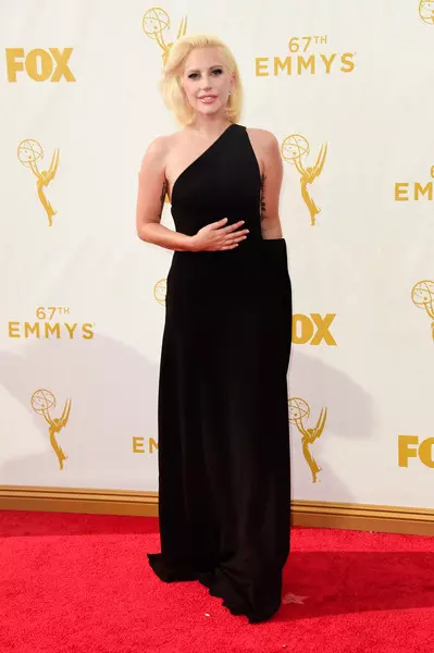 Lady Gaga la Premiile Emmy 2015, intr-o tinuta Brandon Maxwell