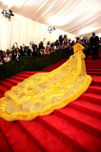 Rihanna într-o ținută Guo Pei Couture (2015)