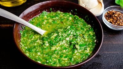Sos chimichurri – rețeta de sos verde delicios pentru fripturi în stil argentinian